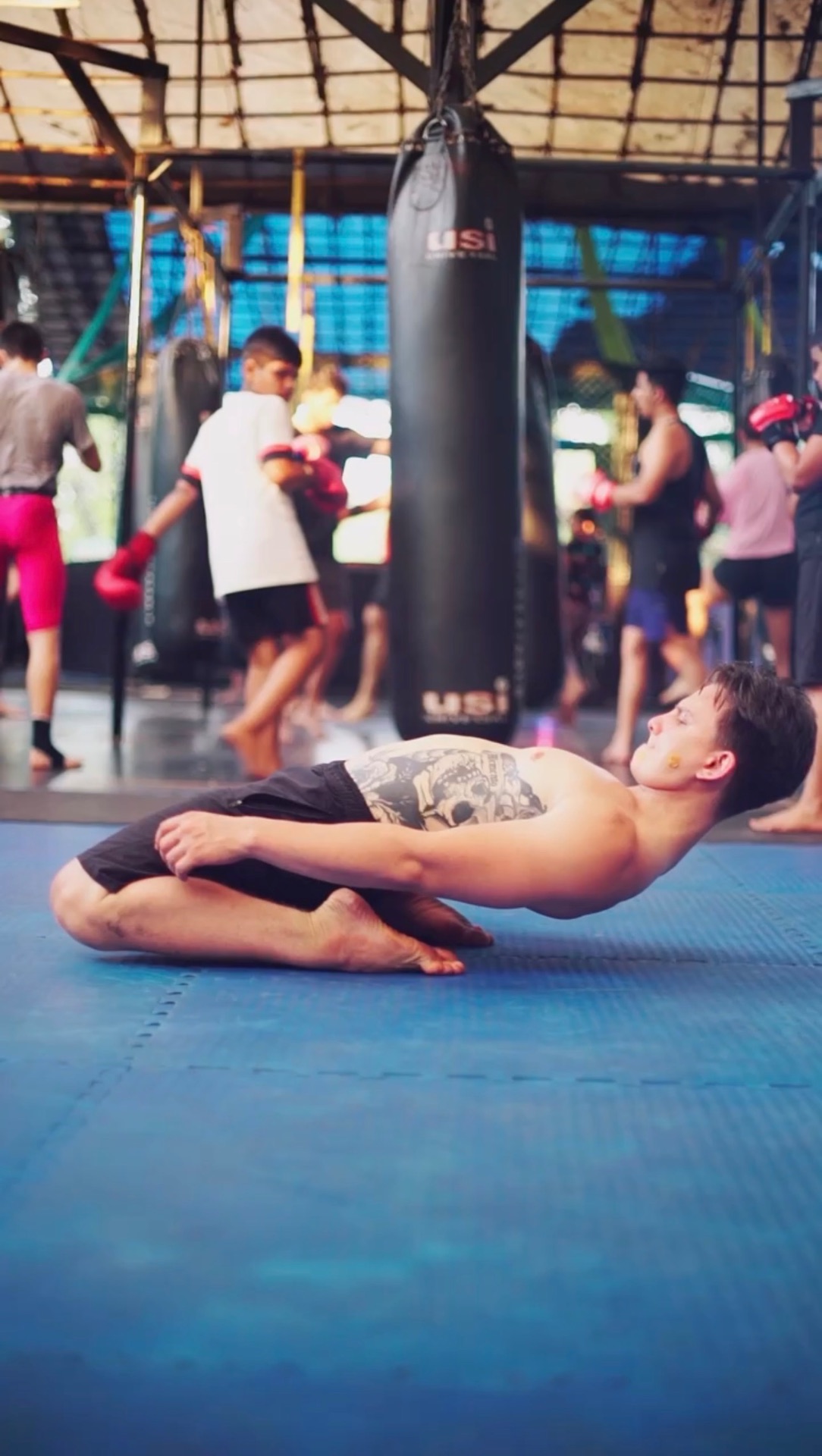 Sid van Raadshooven training on the mats at a Muay Thai gym
